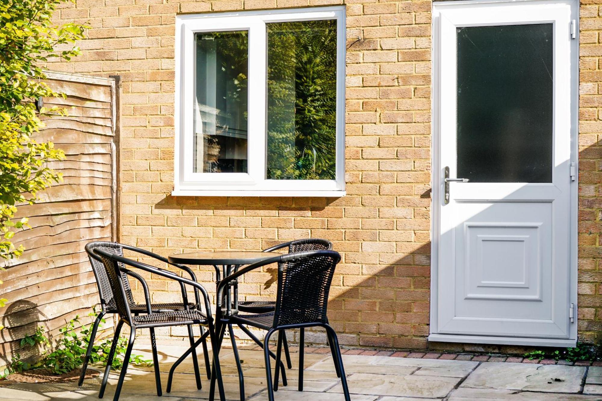 Cosy Corner In Aylesbury Near Stoke Mandeville Hospital & Town Centre With Private Parking Esterno foto