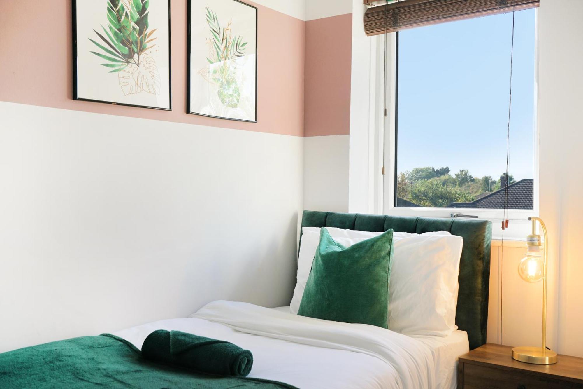 Cosy Corner In Aylesbury Near Stoke Mandeville Hospital & Town Centre With Private Parking Esterno foto